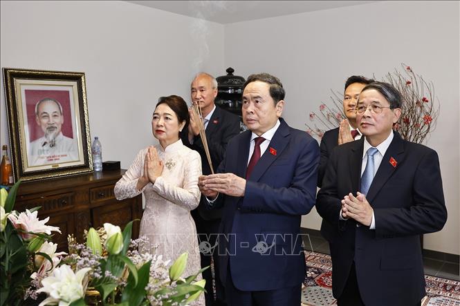 Chủ tịch Quốc hội Trần Thanh Mẫn và Phu nhân thắp hương tại bàn thờ Bác Hồ. Ảnh: Doãn Tấn – TTXVN