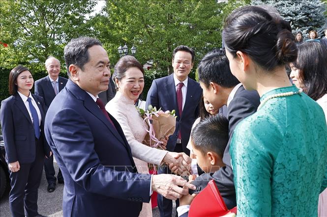 Chủ tịch Quốc hội Trần Thanh Mẫn và Phu nhân gặp gỡ cán bộ, nhân viên Phái đoàn Việt Nam tại Liên hợp quốc và các tổ chức quốc tế tại Geneva, Đại sứ quán và cộng đồng người Việt Nam tại Thụy Sĩ. Ảnh: Doãn Tấn – TTXVN