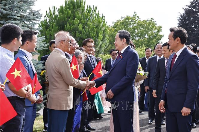 Chủ tịch Quốc hội Trần Thanh Mẫn và Phu nhân gặp gỡ cán bộ, nhân viên Phái đoàn Việt Nam tại Liên hợp quốc và các tổ chức quốc tế tại Geneva, Đại sứ quán và cộng đồng người Việt Nam tại Thụy Sĩ. Ảnh: Doãn Tấn – TTXVN