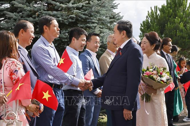 Chủ tịch Quốc hội Trần Thanh Mẫn và Phu nhân gặp gỡ cán bộ, nhân viên Phái đoàn Việt Nam tại Liên hợp quốc và các tổ chức quốc tế tại Geneva, Đại sứ quán và cộng đồng người Việt Nam tại Thụy Sĩ. Ảnh: Doãn Tấn – TTXVN