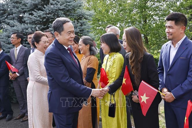 Chủ tịch Quốc hội Trần Thanh Mẫn và Phu nhân gặp gỡ cán bộ, nhân viên Phái đoàn Việt Nam tại Liên hợp quốc và các tổ chức quốc tế tại Geneva, Đại sứ quán và cộng đồng người Việt Nam tại Thụy Sĩ. Ảnh: Doãn Tấn – TTXVN