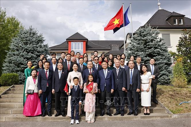 Chủ tịch Quốc hội Trần Thanh Mẫn và Phu nhân với đại biểu. Ảnh: Doãn Tấn – TTXVN