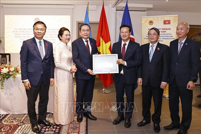 Chủ tịch Quốc hội Trần Thanh Mẫn và Phu nhân tặng quà cho Phái đoàn. Ảnh: Doãn Tấn - TTXVN
