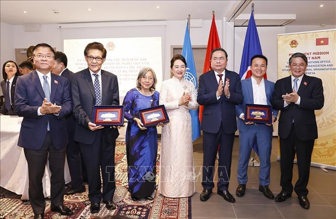 Chủ tịch Quốc hội Trần Thanh Mẫn và Phu nhân tặng quà cộng đồng người Việt Nam tại Thụy Sĩ. Ảnh: Doãn Tấn – TTXVN