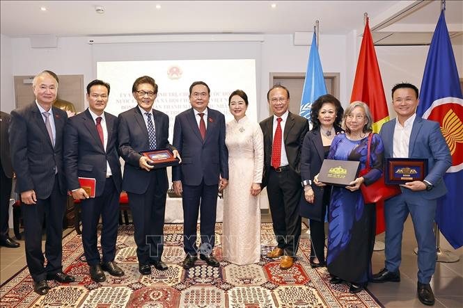 Chủ tịch Quốc hội Trần Thanh Mẫn và Phu nhân tặng quà cộng đồng người Việt Nam tại Thụy Sĩ. Ảnh: Doãn Tấn – TTXVN