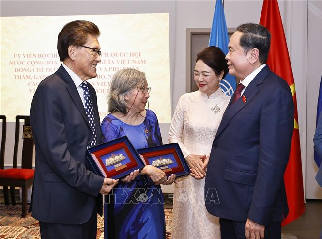 Chủ tịch Quốc hội Trần Thanh Mẫn và Phu nhân tặng quà cộng đồng người Việt Nam tại Thụy Sĩ. Ảnh: Doãn Tấn – TTXVN