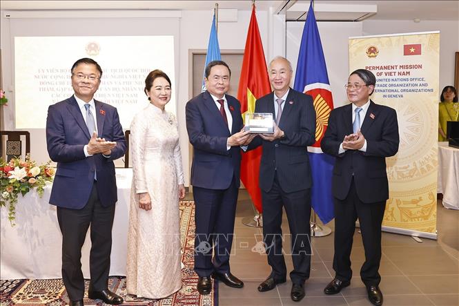 Chủ tịch Quốc hội Trần Thanh Mẫn và Phu nhân tặng quà cho Đại sứ quán. Ảnh: Doãn Tấn - TTXVN