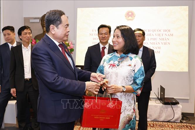 Chủ tịch Quốc hội Trần Thanh Mẫn và Phu nhân tặng quà cộng đồng người Việt Nam tại Thụy Sĩ. Ảnh: Doãn Tấn – TTXVN