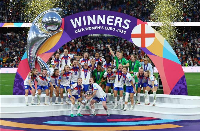 Giây phút đăng quang ngôi vô địch UEFA Women's Euro 2025 của tuyển nữ Anh tại Basel, Thuỵ Sĩ ngày 27/7/2025. Ảnh: REUTERS/TTXVN