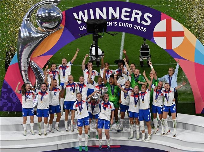 Giây phút đăng quang ngôi vô địch UEFA Women's Euro 2025 của tuyển nữ Anh tại Basel, Thuỵ Sĩ ngày 27/7/2025. Ảnh: Channels TV/TTXVN
