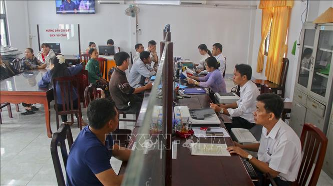 Người dân làm thủ tục hành chính tại Trung tâm phục vụ hành chính công xã Hỏa Lựu, thành phố Cần Thơ. Ảnh: Duy Khương - TTXVN 