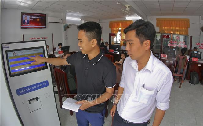 Người dân làm thủ tục hành chính tại Trung tâm phục vụ hành chính công xã Hỏa Lựu, thành phố Cần Thơ. Ảnh: Duy Khương - TTXVN 