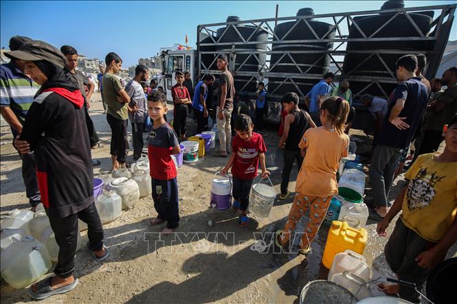 Người dân xếp hàng chờ lấy nước sinh hoạt tại vòi nước công cộng ở Gaza. Ảnh: THX/TTXVN