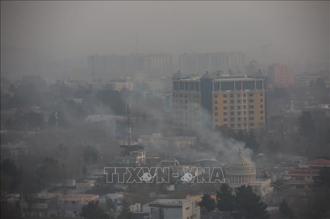 Khói mù ô nhiễm bao phủ bầu trời tại Kabul, Afghanistan. Ảnh: THX/TTXVN