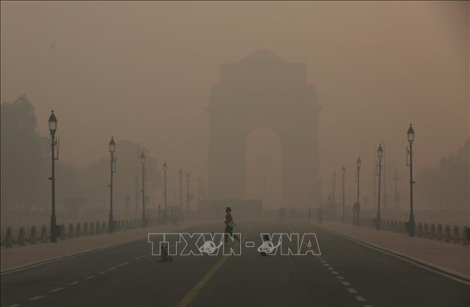 Khói mù ô nhiễm bao phủ bầu trời tại New Delhi, Ấn Độ. Ảnh: THX/TTXVN