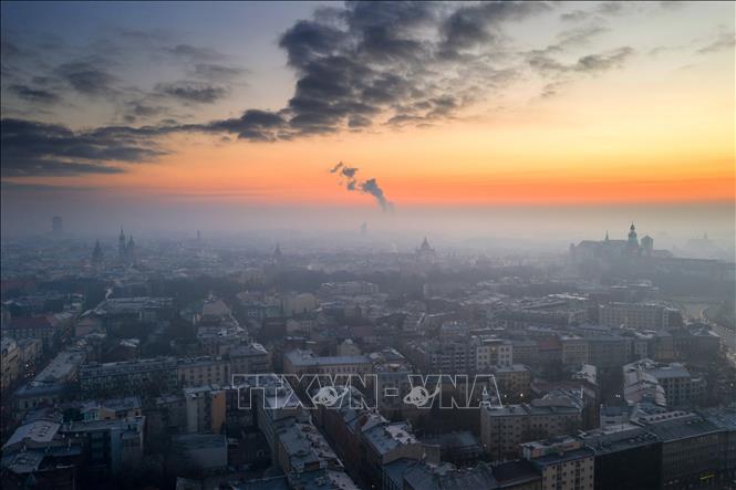Khói mù ô nhiễm bao phủ bầu trời tại Krakow, Ba Lan. Ảnh: PAP/TTXVN
