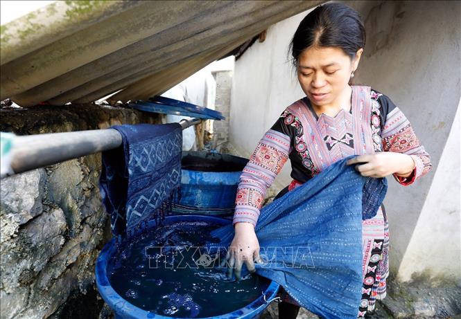 Nhờ vốn vay ưu đãi, gia đình chị Sùng Y Thanh, dân tộc Mông ở xã Pà Cò, tỉnh Phú Thọ có điều kiện phát triển nghề thổ cẩm, gia đình có thêm thu nhập. Ảnh: Trần Việt - TTXVN