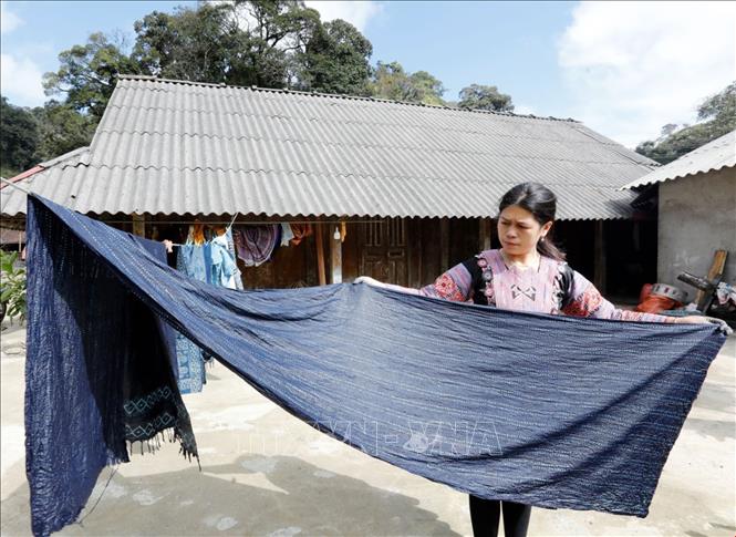 Nhờ vốn vay ưu đãi, gia đình chị Sùng Y Thanh, dân tộc Mông ở xã Pà Cò, tỉnh hú Thọ có điều kiện phát triển nghề thổ cẩm, gia đình có thêm thu nhập. Ảnh: Trần Việt - TTXVN