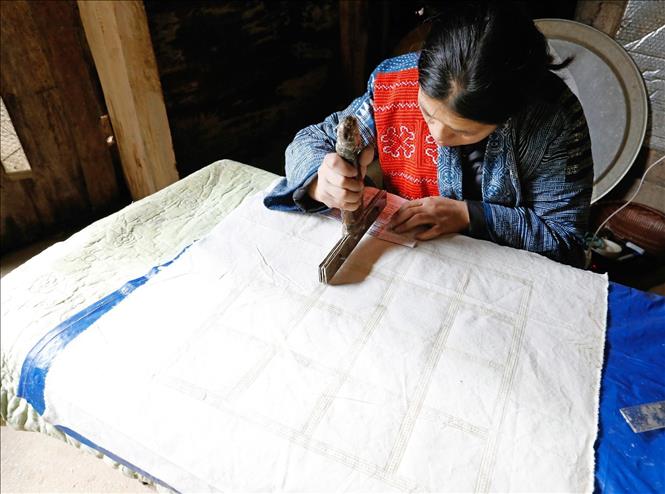 Nhờ vốn vay ưu đãi, gia đình chị Sùng Y Thanh, dân tộc Mông ở xã Pà Cò, tỉnh Phú Thọ có điều kiện phát triển nghề thổ cẩm, gia đình có thêm thu nhập. Ảnh: Trần Việt - TTXVN