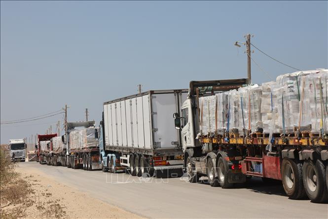 Đoàn xe tải chở hàng viện trợ chuẩn bị tiến vào Dải Gaza từ khu vực biên giới với Israel ngày 27/7/2025. Ảnh: THX/TTXVN