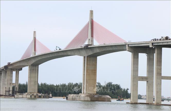 Các phương tiện thi công đoạn giữa cầu vượt cửa biển Thuận An, thành phố Huế. Ảnh: Nguyên Lý-TTXVN