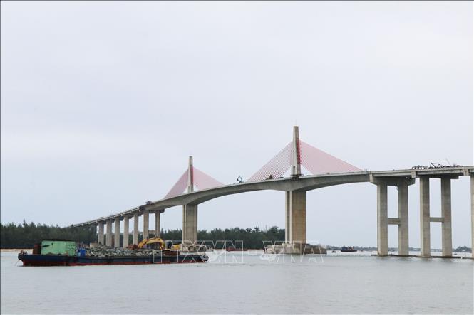 Các phương tiện thi công đoạn giữa cầu vượt cửa biển Thuận An, thành phố Huế. Ảnh: Nguyên Lý-TTXVN