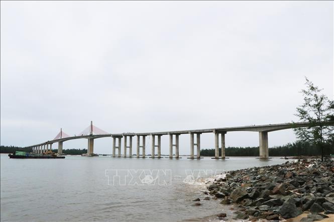 Cầu vượt cửa biển Thuận An, thành phố Huế đã hợp long ngày 30/4/2025 và phấn đấu thông xe kỹ thuật vào ngày 2/9/2025. Ảnh: Nguyên Lý-TTXVN