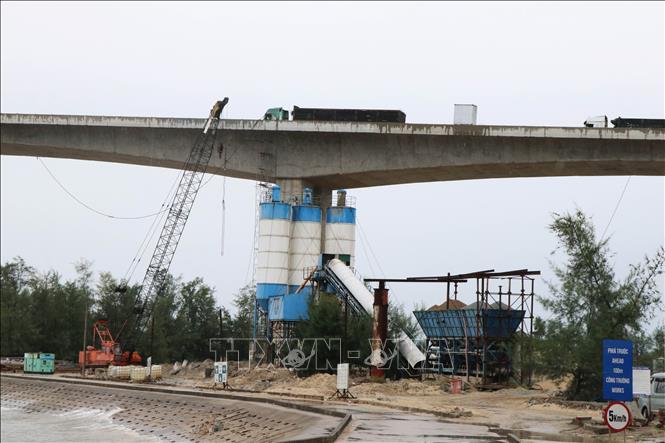 Các phương tiện thi công cầu vượt cửa biển Thuận An, thành phố Huế. Ảnh: Nguyên Lý-TTXVN