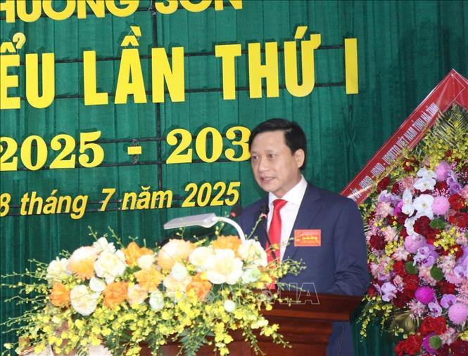 Đồng chí Hồ Thái Sơn, Phó Bí thư Đảng ủy, Chủ tịch UBND xã Hương Sơn phát biểu khai mạc Đại hội. Ảnh: Công Tường-TTXVN