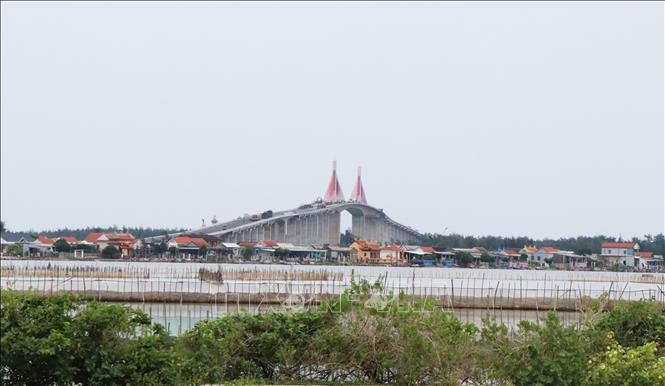 Cầu vượt cửa biển Thuận An, thành phố Huế nhìn từ phía phá Tam Giang. Ảnh: Nguyên Lý-TTXVN
