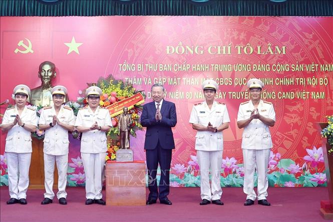 Tổng Bí thư Tô Lâm tặng bức tượng Chủ tịch Hồ Chí Minh cho Cục An ninh chính trị nội bộ. Ảnh: Thống Nhất – TTXVN