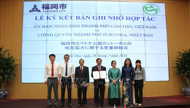 Các đại biểu tại lễ ký kết. Ảnh: Nguyễn Hằng - TTXVN