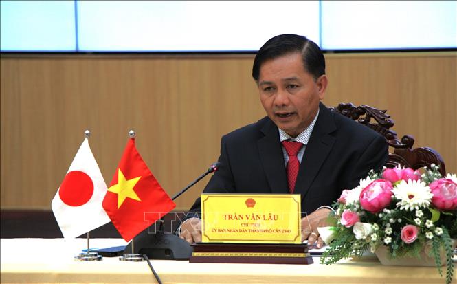 Ông Trần Văn Lâu, Chủ tịch UBND thành phố Cần Thơ phát biểu tại lễ ký. Ảnh: Nguyễn Hằng - TTXVN