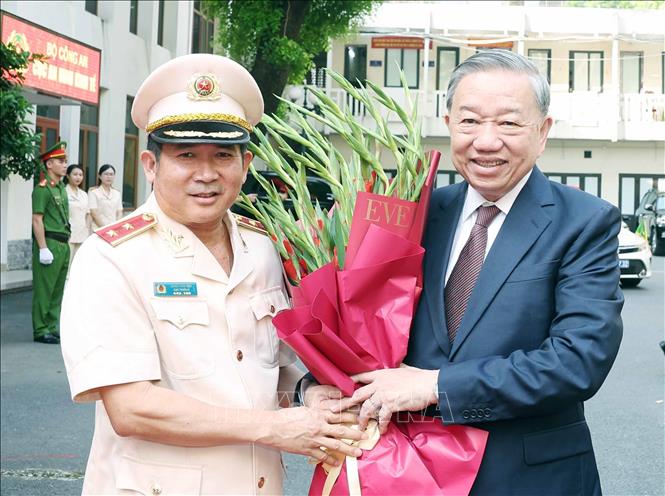 Trung tướng Đinh Văn Nơi, Cục trưởng Cục An ninh chính trị nội bộ đón Tổng Bí thư Tô Lâm. Ảnh: Thống Nhất – TTXVN