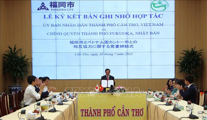 Ông Trần Văn Lâu, Chủ tịch UBND thành phố Cần Thơ, tại lễ ký kết bản ghi nhớ hợp tác. Ảnh: Nguyễn Hằng - TTXVN