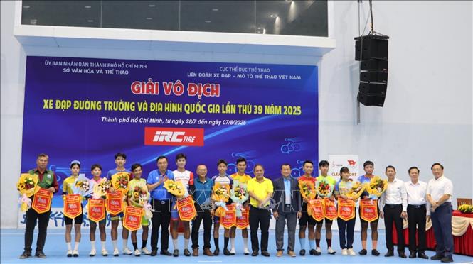 Khai mạc giải vô địch xe đạp đường trường và địa hình quốc gia lần thứ 39. Ảnh: Huyền Trang - TTXVN