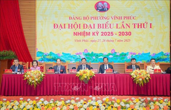 Ban Chủ tịch chủ trì Đại hội. Ảnh: Hoàng Hùng -TTXVN