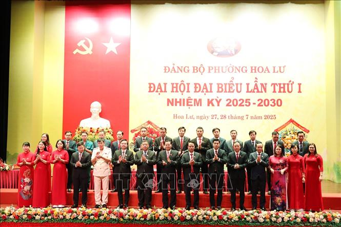 Ban Chấp hành Đảng bộ phường Hoa Lư nhiệm kỳ 2025 – 2030 ra mắt Đại hội. Ảnh: Đức Phương - TTXVN