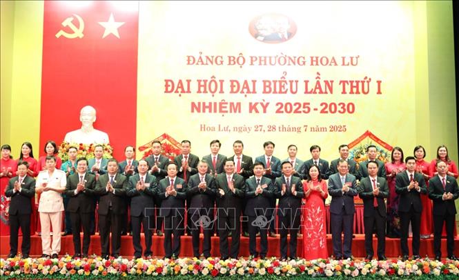 Đồng chí Lê Minh Hưng cùng các đồng chí lãnh đạo Trung ương và tỉnh Ninh Bình với Ban Chấp hành Đảng bộ phường Hoa Lư nhiệm kỳ 2025 – 2030. Ảnh: Đức Phương - TTXVN