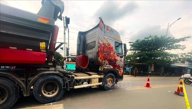 Xe ô tô đầu kéo do lái xe Hồ Triệu Vĩ điều khiển gây tai nạn. Ảnh: TTXVN phát