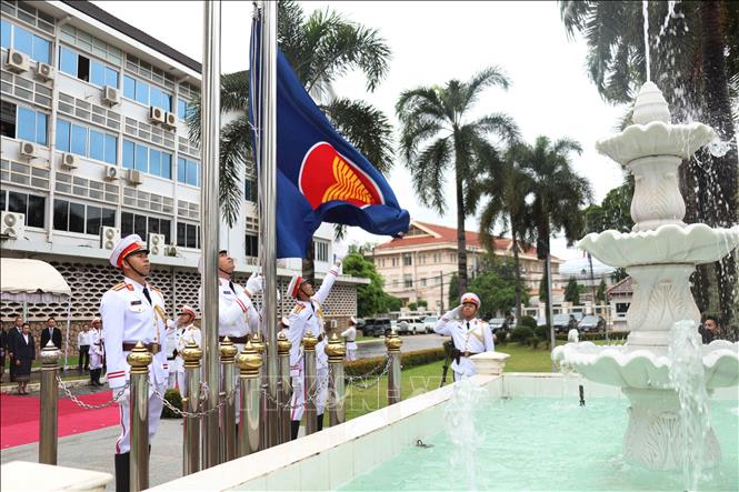 Nghi thức kéo cờ tại Lễ Thượng cờ ASEAN. Ảnh: Xuân Tú - PV TTXVN tại Lào