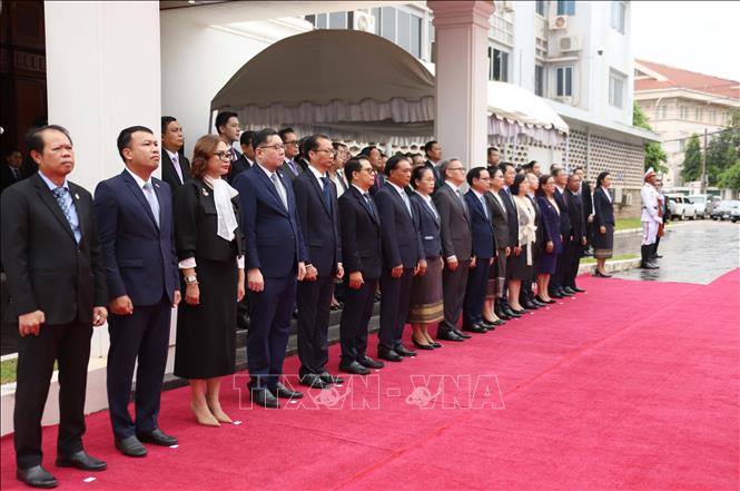 Bộ trưởng Ngoại giao Lào Thongsavanh Phomvihane cùng Đại sứ/đại diện Đại sứ quán các nước thành viên ASEAN và Đại sứ Timor Lester tại Lào cử hành nghi lễ Thượng cờ ASEAN. Ảnh: Xuân Tú - PV TTXVN tại Lào