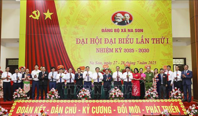 Giám đốc Học viện Chính trị Quốc gia Hồ Chí Minh Nguyễn Xuân Thắng chụp ảnh lưu niệm cùng Ban Thường vụ Tỉnh ủy Điện Biên và Ban Chấp hành Đảng bộ xã Na Son. Ảnh: Xuân Tư - TTXVN