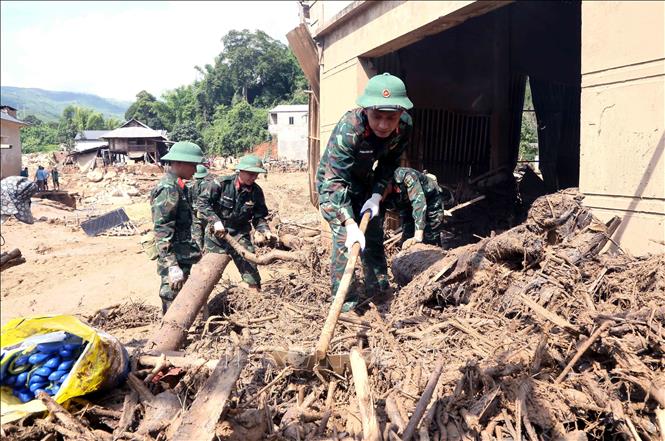 Lực lượng bộ đội, công an được huy động để giúp nhân dân xã Chiềng Sơ nhanh chóng khắc phục hậu quả của lũ ống, lũ quét. Ảnh: Quang Quyết - TTXVN