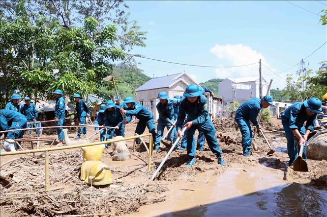 Lực lượng Dân quân tự vệ được huy động để giúp nhân dân xã Chiềng Sơ nhanh chóng khắc phục hậu quả của lũ ống, lũ quét. Ảnh: Quang Quyết - TTXVN
