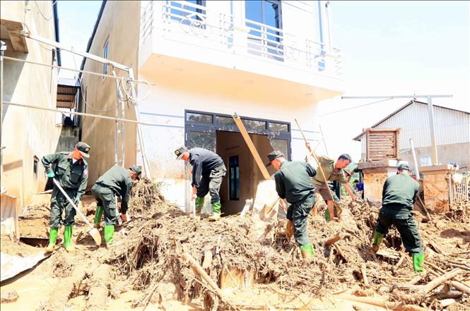 Lực lượng Công an được huy động để giúp nhân dân xã Chiềng Sơ nhanh chóng khắc phục hậu quả của lũ ống, lũ quét. Ảnh: Quang Quyết - TTXVN
