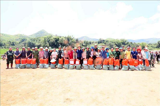Tặng quà cho các hộ gia đình của xã Chiềng Sơ bị ảnh hưởng, thiệt hại do lũ ống, lũ quét. Ảnh: Quang Quyết - TTXVN