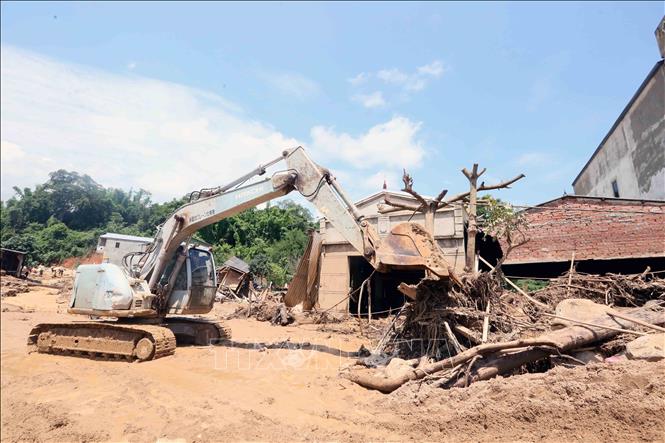 Máy xúc được huy động để nhanh chóng khắc phục hậu quả của lũ ống, lũ quét qua xã Chiềng Sơ. Ảnh: Quang Quyết - TTXVN