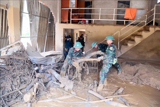 Lực lượng bộ đội được huy động để giúp nhân dân xã Chiềng Sơ nhanh chóng khắc phục hậu quả của lũ ống, lũ quét. Ảnh: Quang Quyết - TTXVN