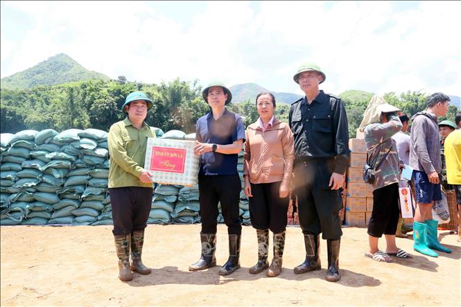 Bí thư Tỉnh ủy Sơn La Hoàng Quốc Khánh tặng quà cho lãnh đạo xã Chiềng Sơ. Ảnh: Quang Quyết - TTXVN